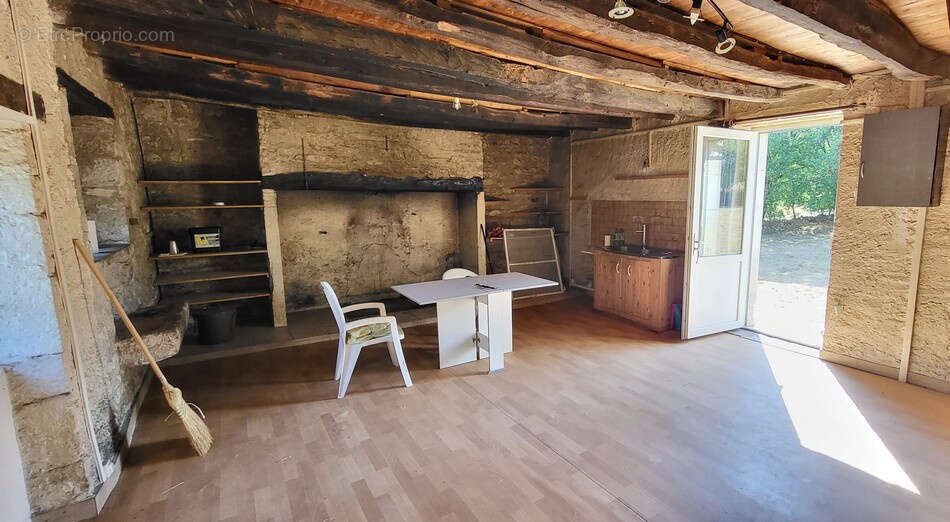 Maison en pierre à rénover sur 4,8 hectares - photo 4