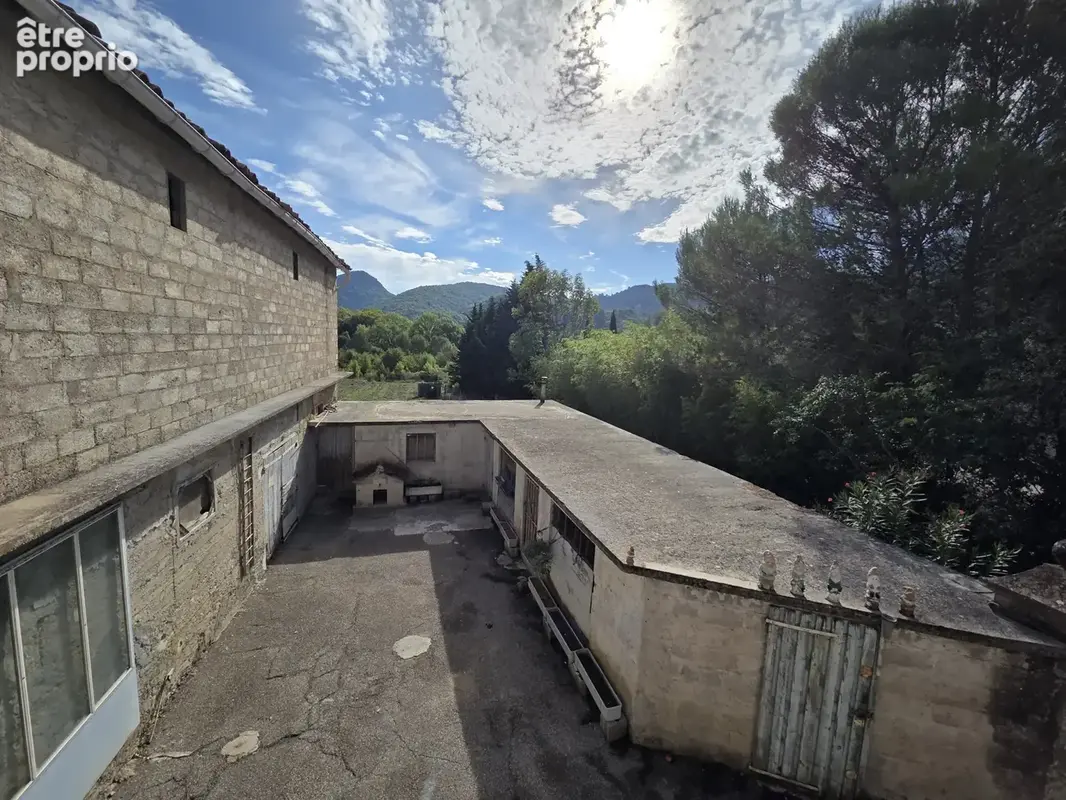 Condorcet, maison ancienne, 200 m2 de dépendances, 7800m2 terrain plat attenant. - photo 12