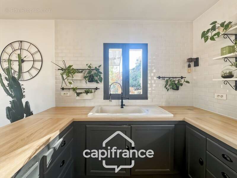 Domaine et Golf de Pont Royal, belle  propriété de 290 m2 établie sur un terrain de 2600 m2, cinq chambres, un bureau, piscine,  - photo 16