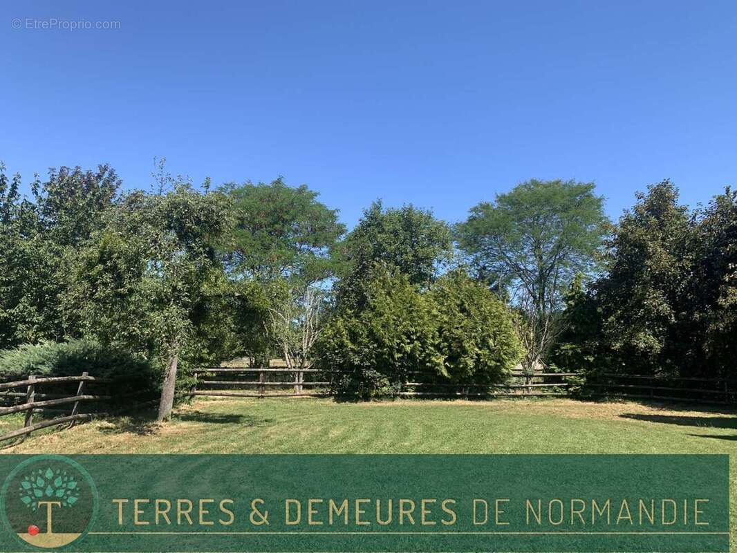 En NORMANDIE, département de l'EURE, à proximité de BEAUMESNIL, une propriété équestre avec 12 ha 40 a - photo 2