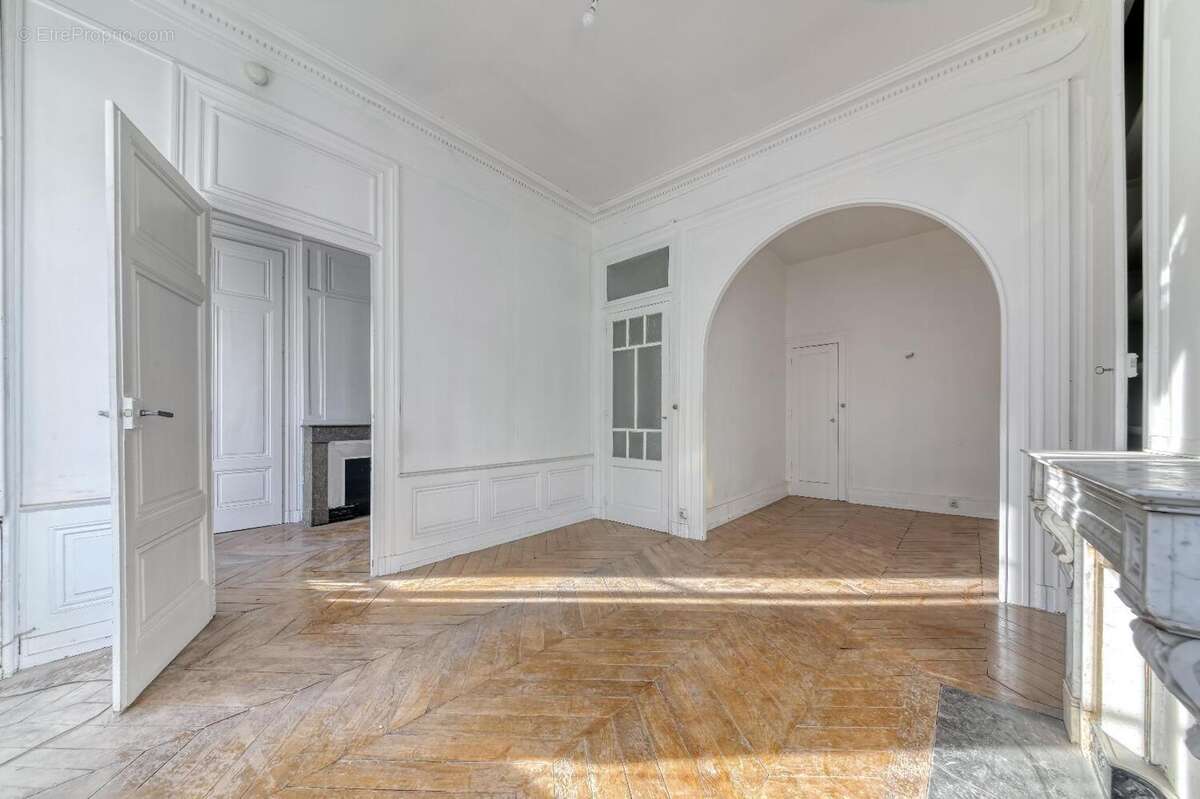   - Appartement à LYON-6E