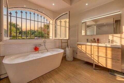 Maison 300 m² à Valbonne  - photo 3