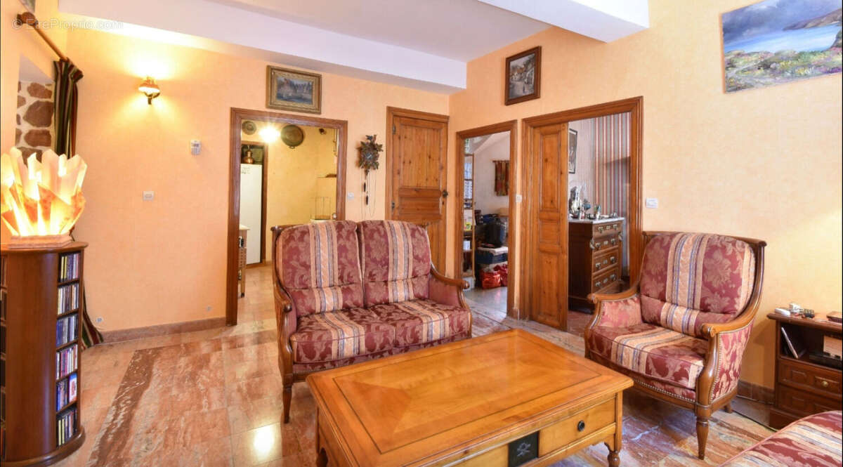 Maison à MONTOULIERS