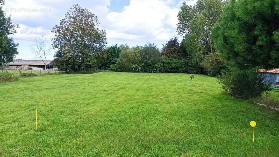 Terrain à SAINTE-HONORINE-DES-PERTES