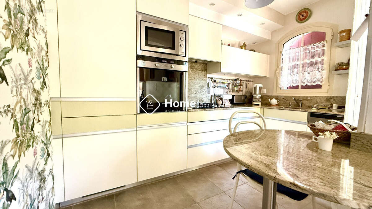 Maison à SIMIANE-COLLONGUE