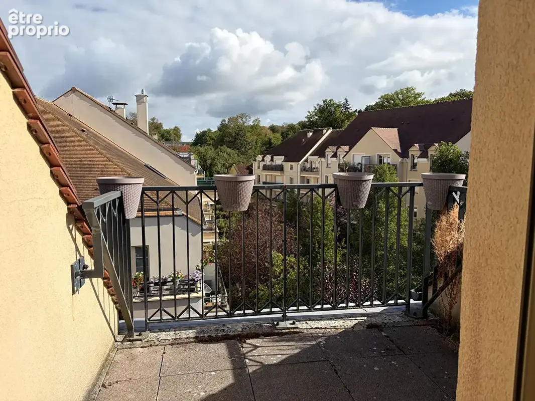 Buc  cerf volant grand f3  dernier etage avec balcon, cave et parkings - photo 3