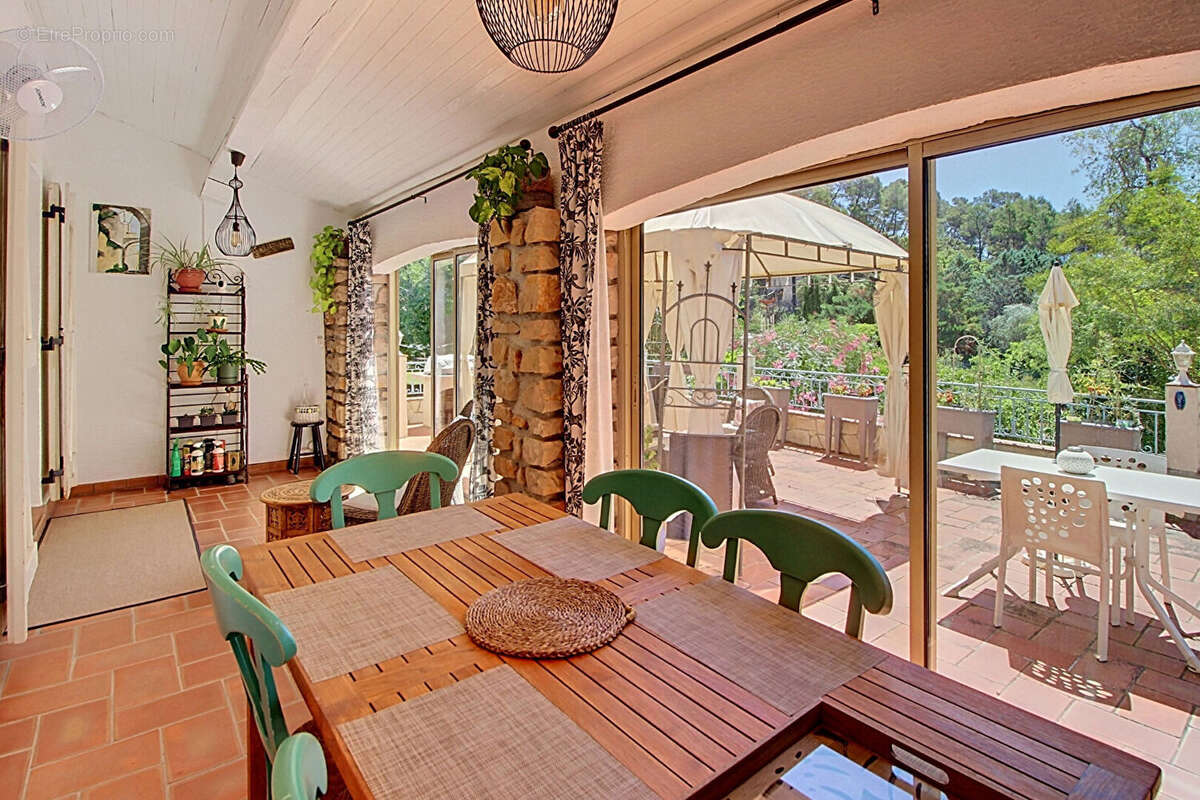 A VENDRE EN EXCLUSIVITE! Maison de plain-pied avec piscine et studio indépendant. - photo 2