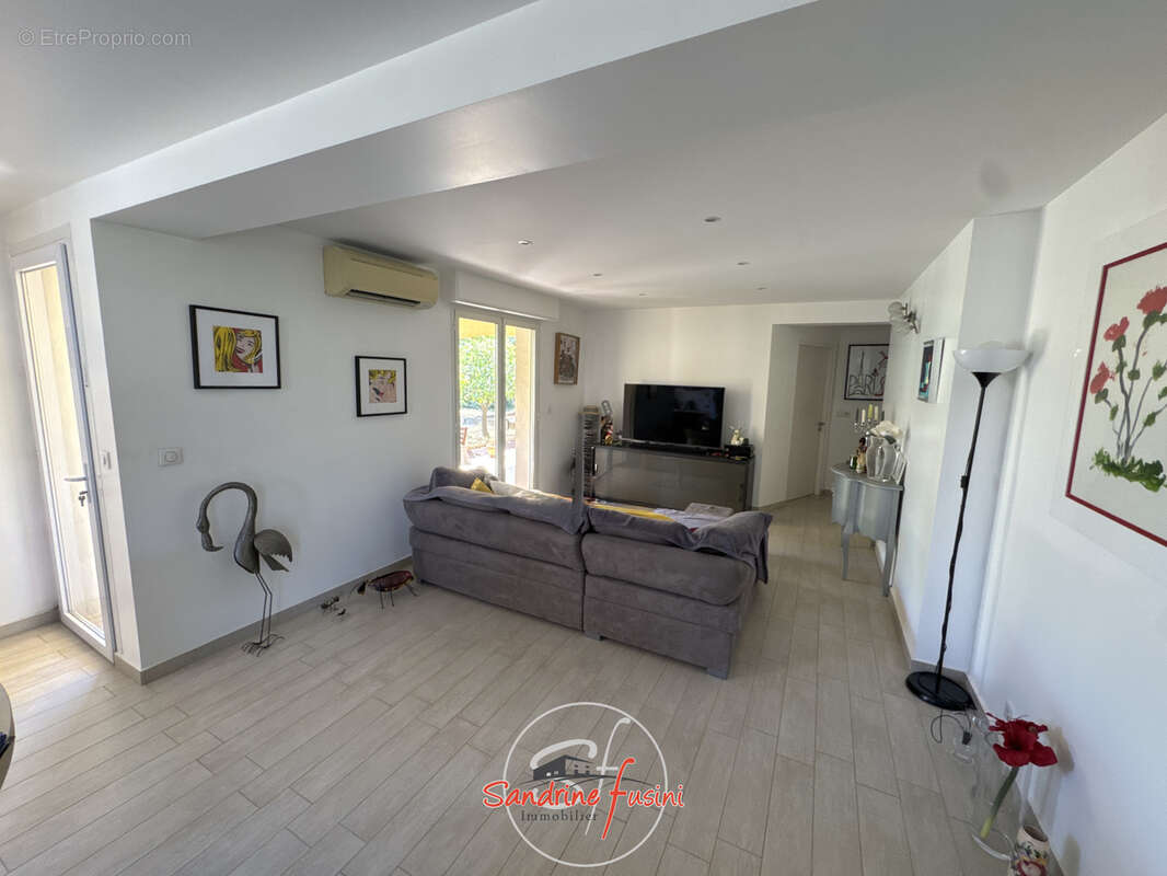 Plan de Carros villa composée de deux appartements. - photo 3