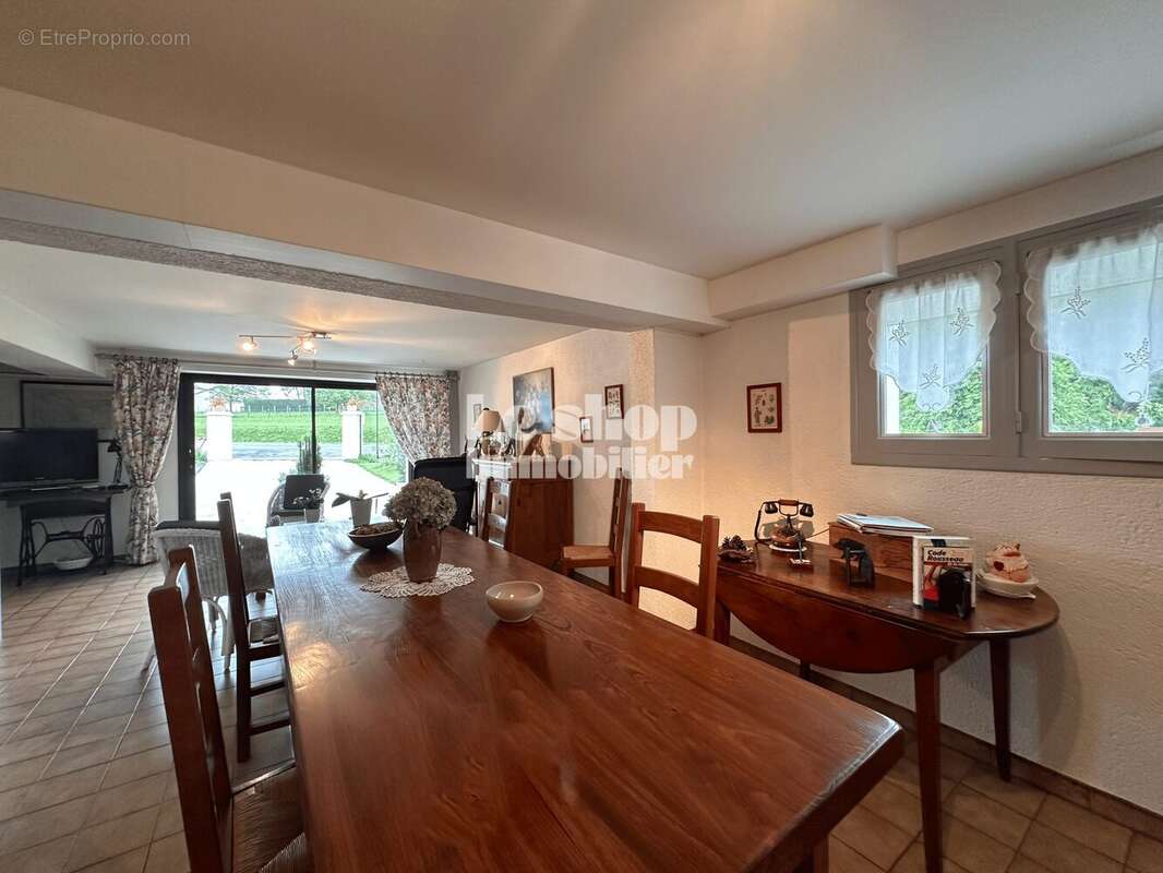 Maison à MONTROLLET