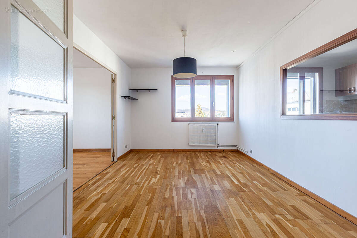 Agence immobiliere laforet - exclusivite - "duranta" - annecy - appartement t3 de 59.24 m² - cave - grenier - renovation energet - photo 3
