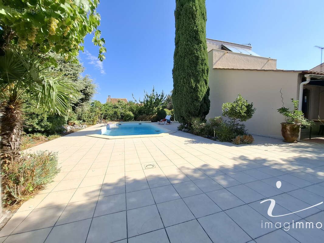 Au calme, découvrez cette villa pleine de charme avec 4 chambres sur une parcelle de plus de 600 m2 dans un éc - photo 22
