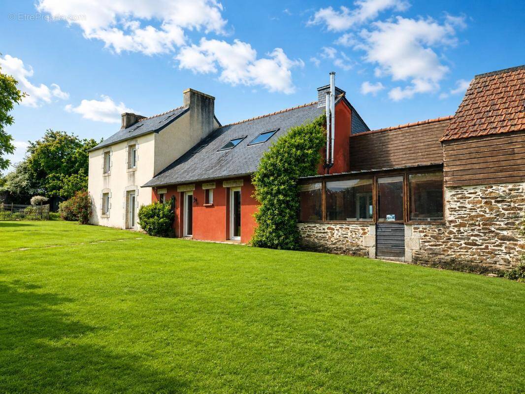 Maison à PLOUGOURVEST