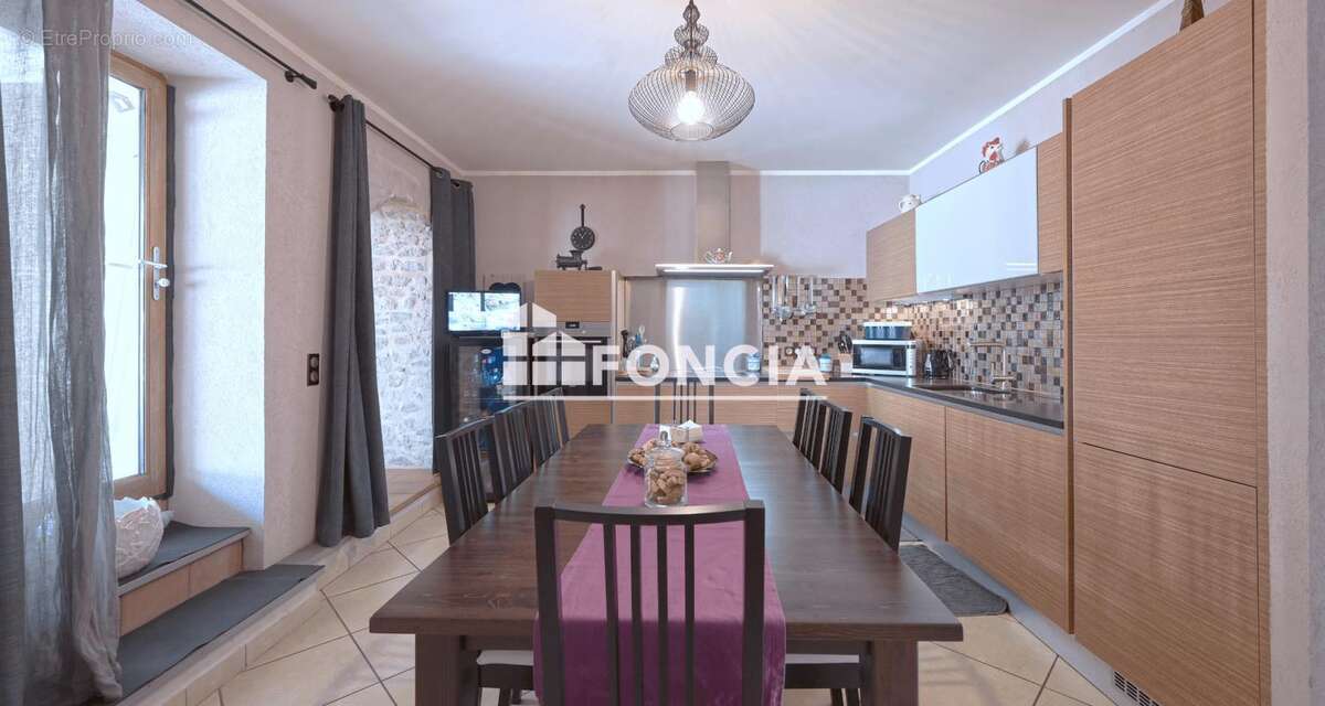 RARE À LA VENTE – Maison de caractère avec fort potentiel – 133 m² habitables – Terrasses, jardin, garage de 60 m² - photo 3