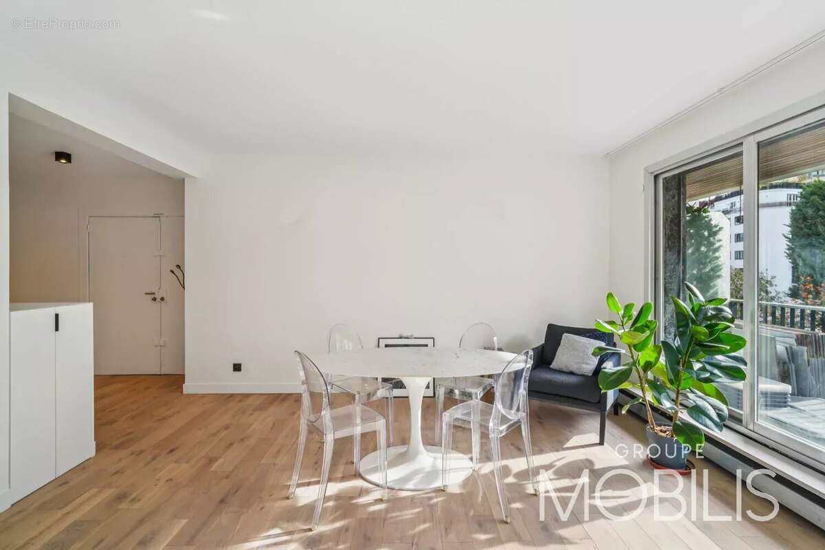 Appartement à PARIS-16E