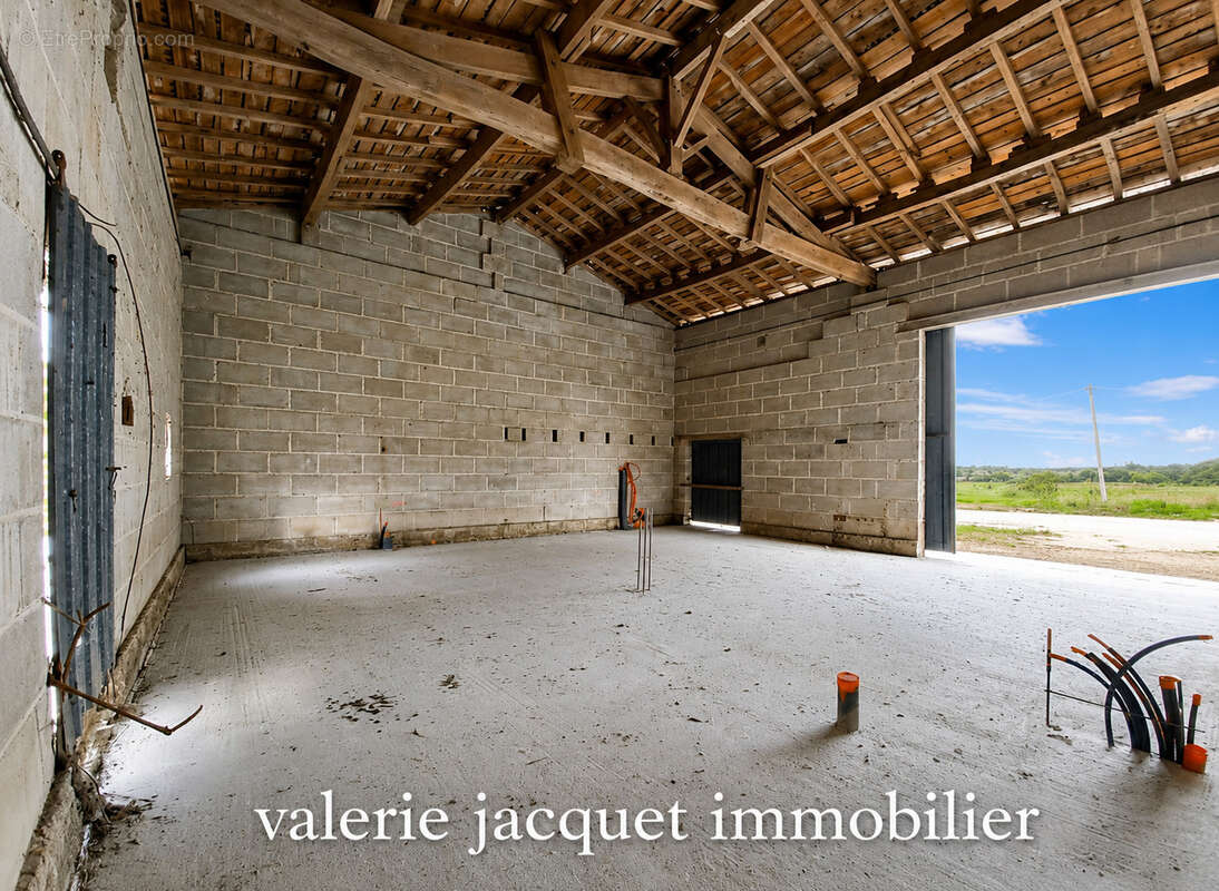 Permis de construire accordé et fondations déjà réalisées : un projet prêt à reprendre sans attendre. - photo 3