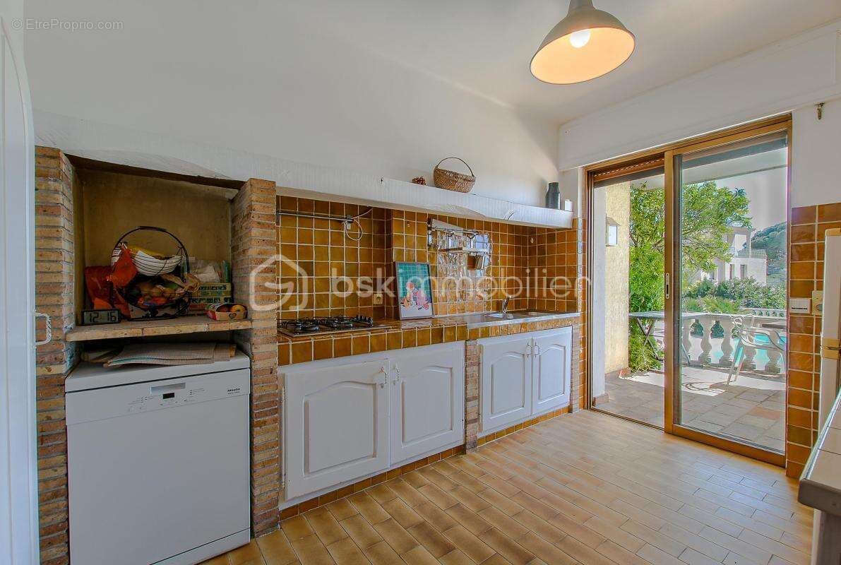 Vue mer panoramique – 320 m² – Maison, appartement et 3 studios indépendants – Piscine - photo 12
