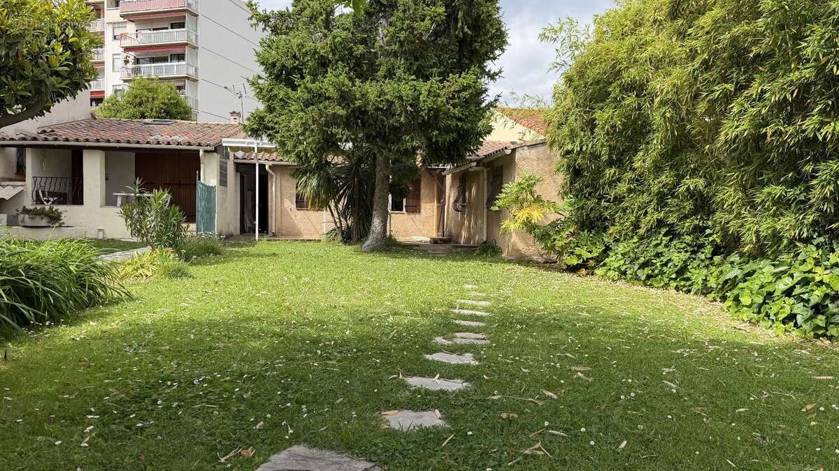 Alpes maritimes (06) cannes la bocca - a v endre villa  avec terrasse et jardin privatif - photo 2