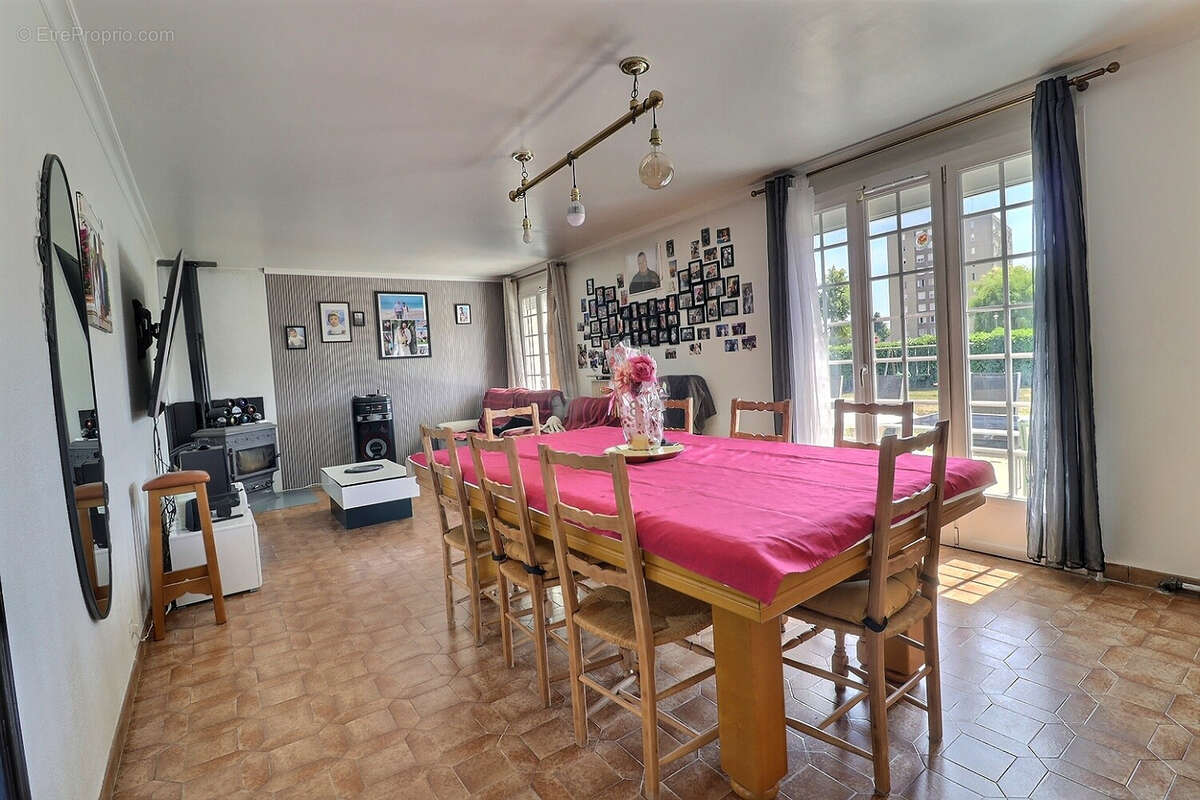 CHAMPFORGEUIL, maison familiale de 180 m² (6 chambres) avec terrain - photo 2