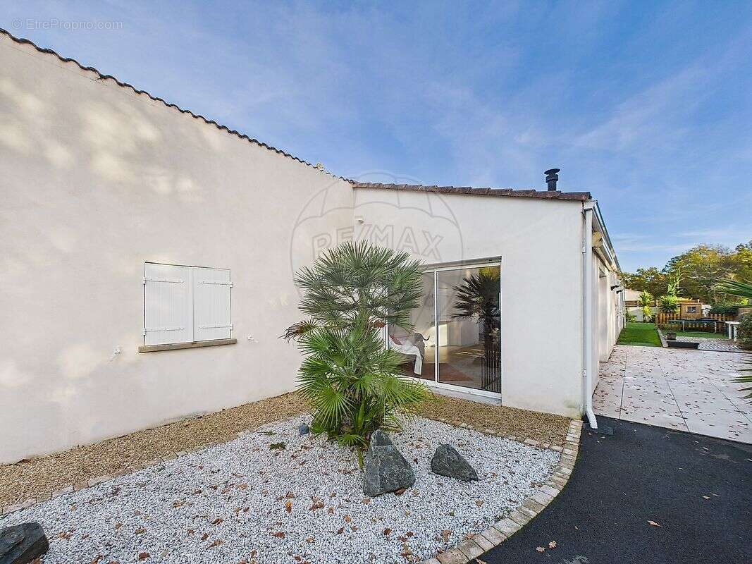 Maison à CHAILLEVETTE