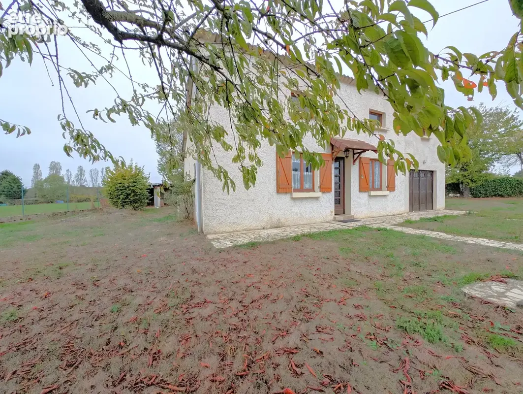 Maison de plain pied à vendre sur la commune des Ormes de 49m2 habitables avec jardin de 600m2 et garage - photo 2