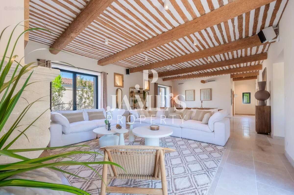Maison 300 m² à Paradou  - photo 7
