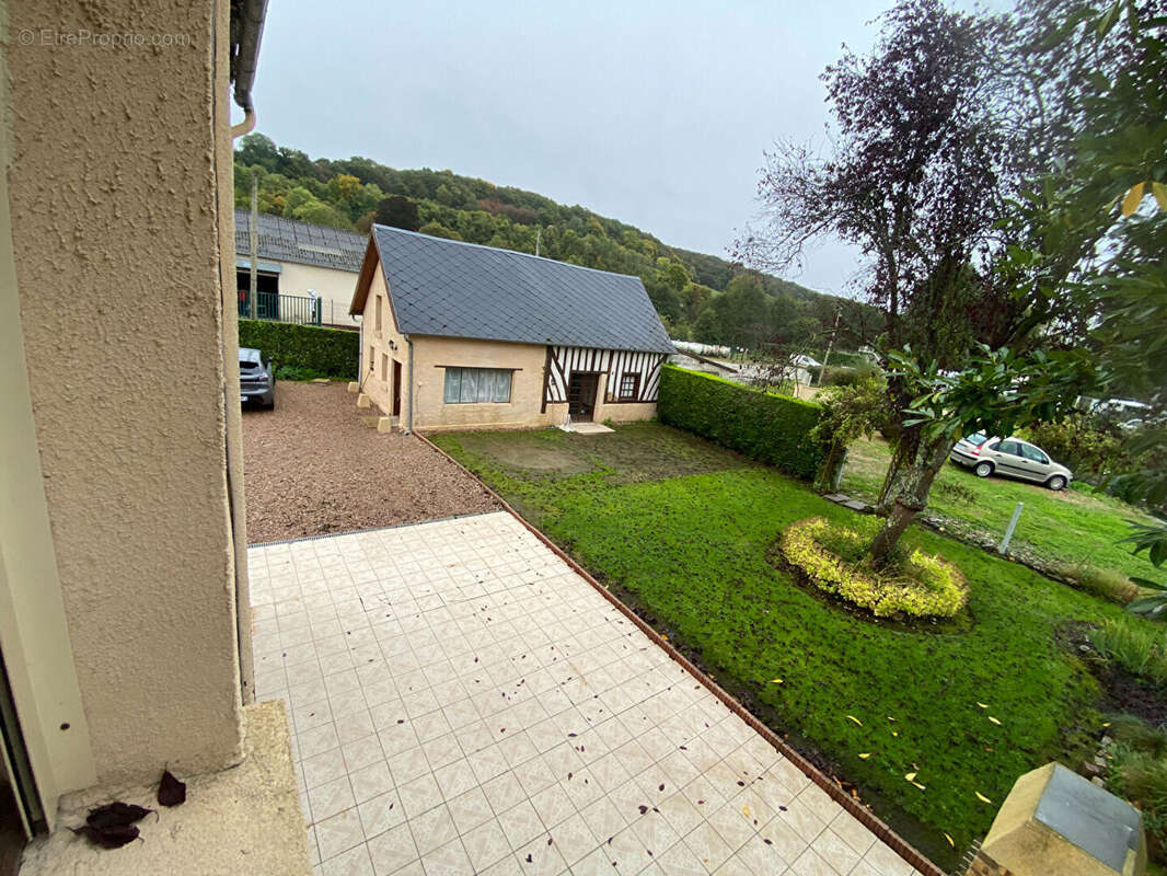 Maison à SAINT-MARTIN-DE-BIENFAITE-LA-CRESSONNIERE