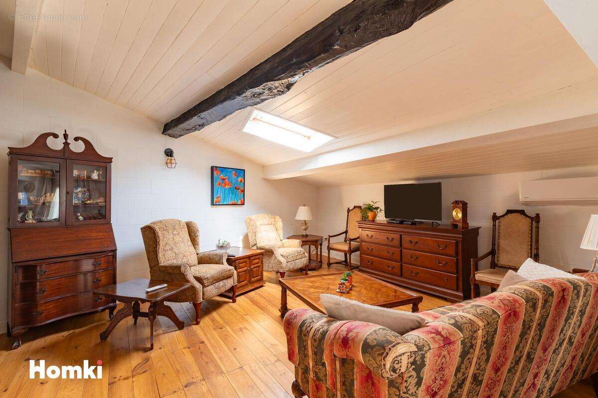 Maison à VILLENEUVE-LES-MONTREAL