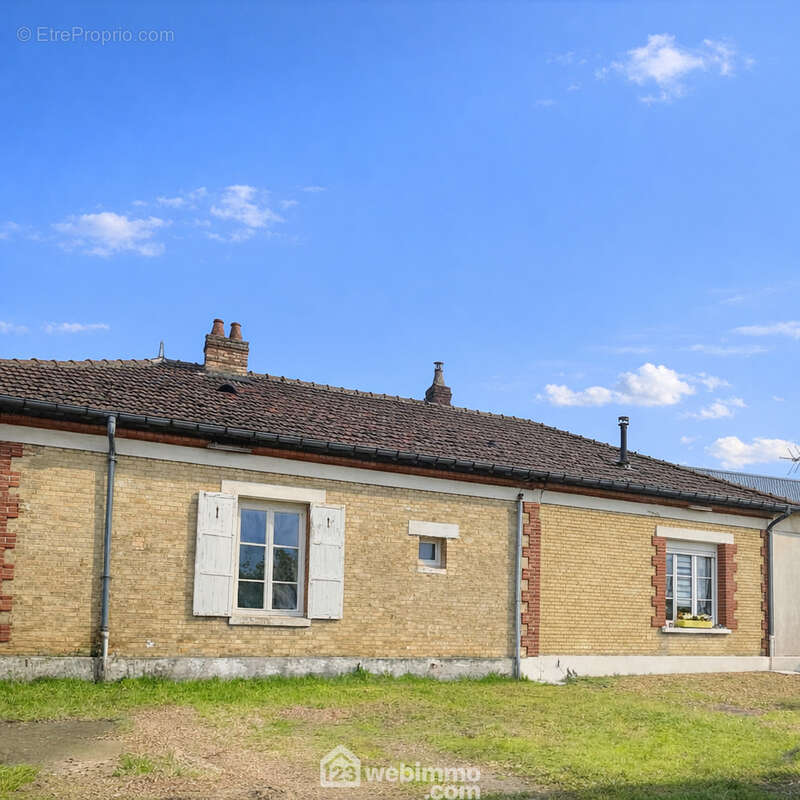 Ensemble immobilier d'une surface habitable de 126 m² comprenant ... - Maison à LAON