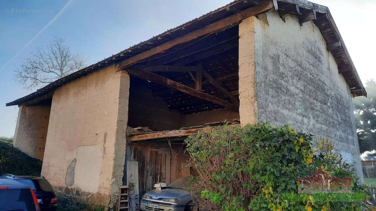 Corps de ferme à rénover de 160m² avec 400 m² de dépendances à JARDIN. - photo 4