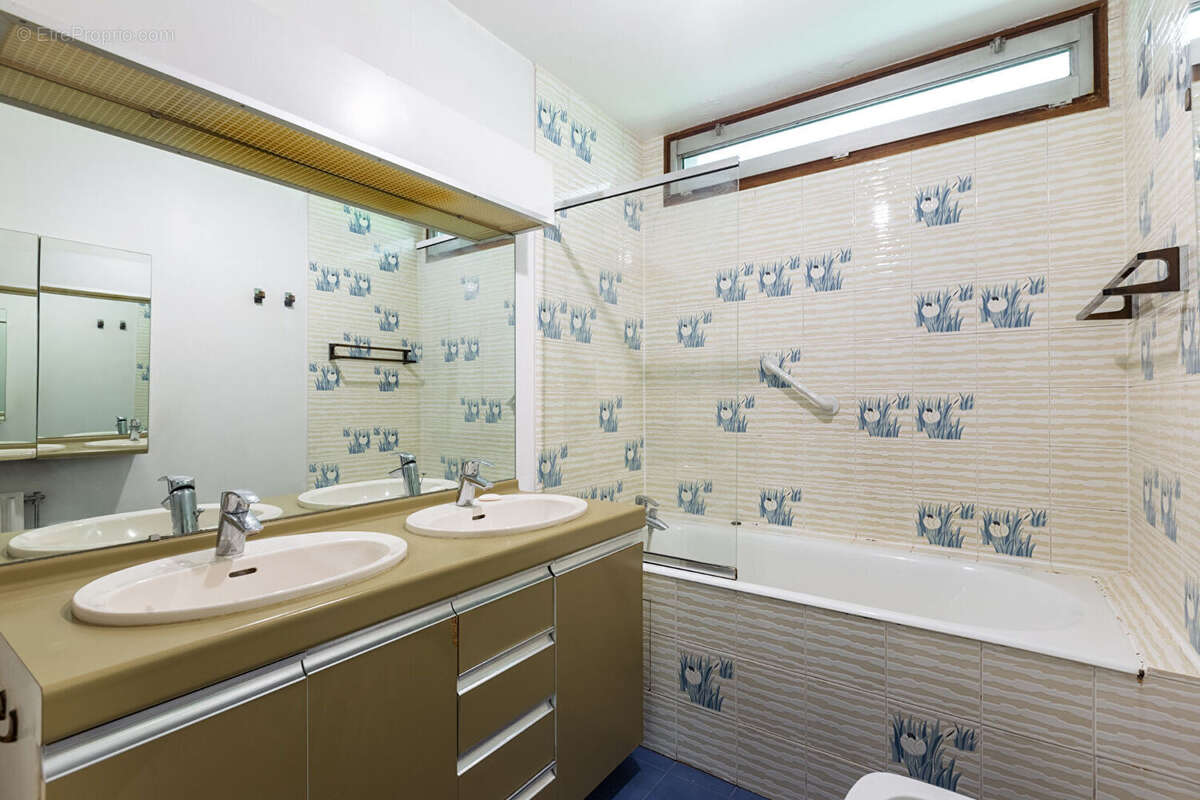 Appartement à COURBEVOIE