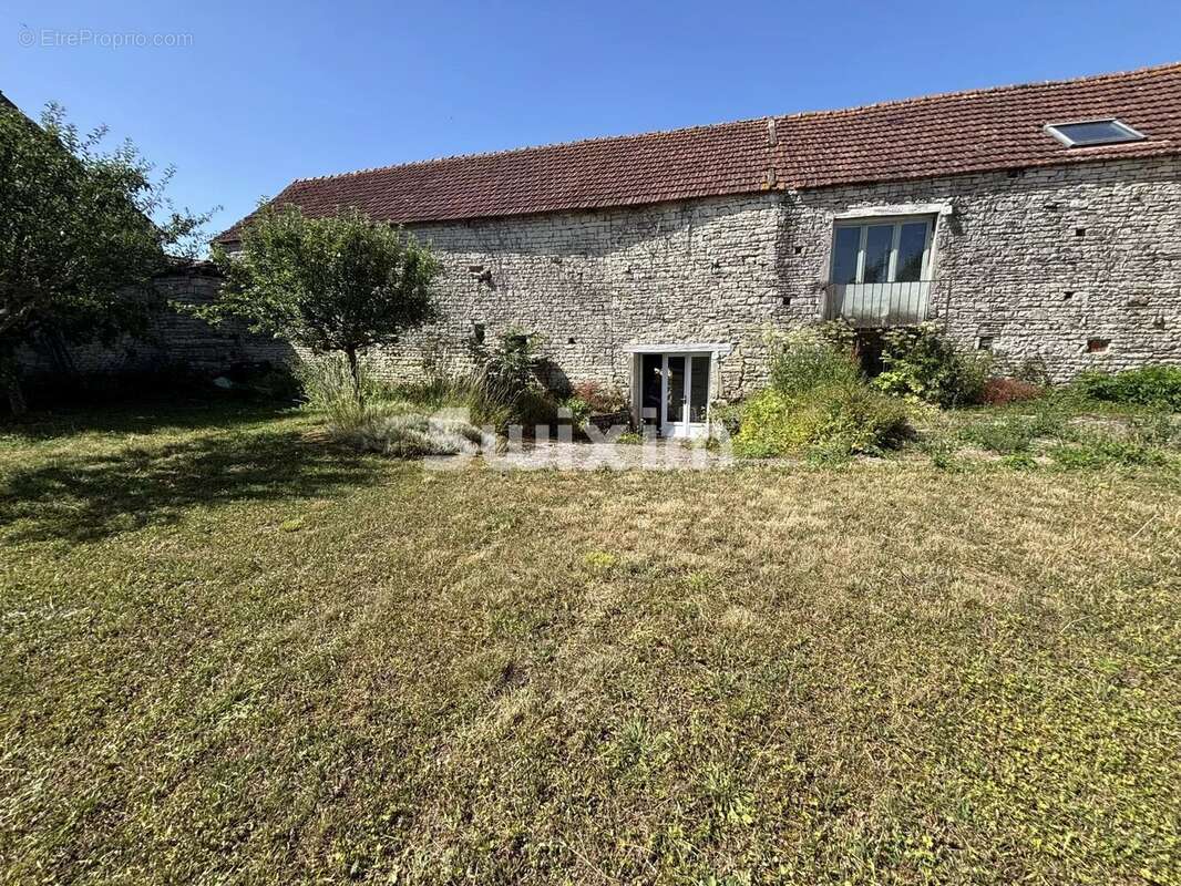 Maison à NOYERS