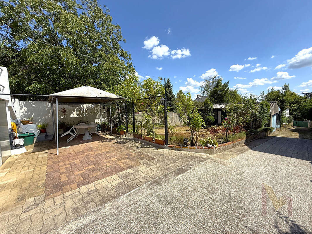 Maison avec garage, jardin sur 590 m² de terrain. - photo 3