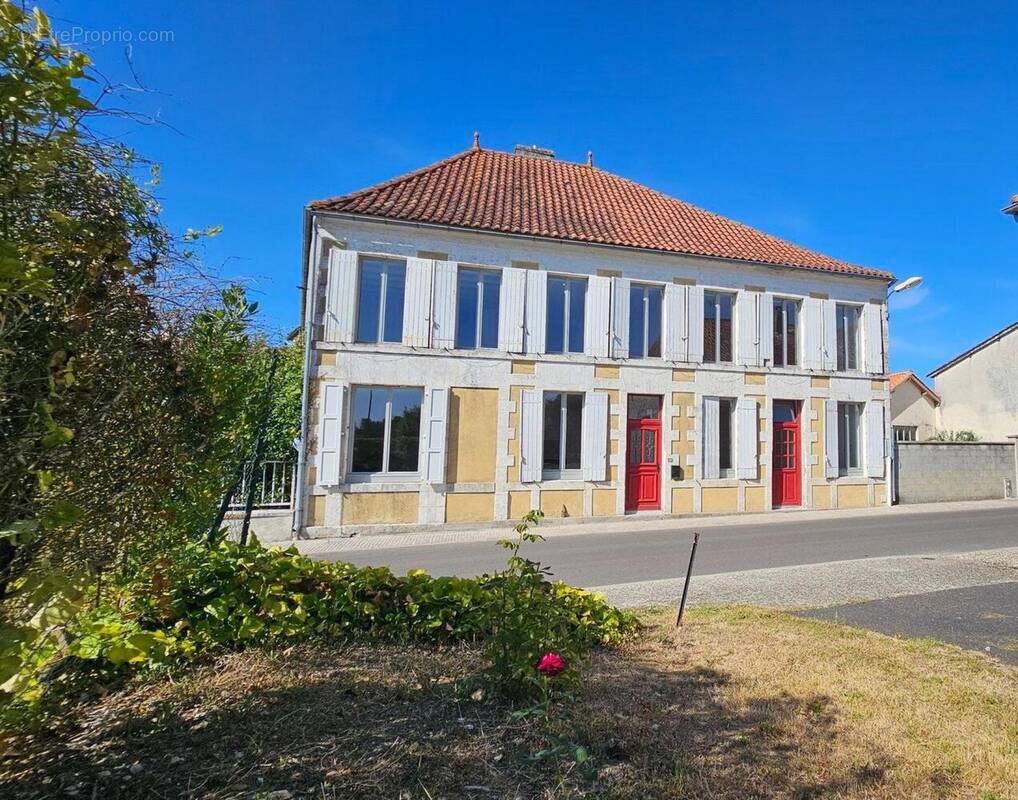 Photo 1 - Maison à BARBEZIEUX-SAINT-HILAIRE