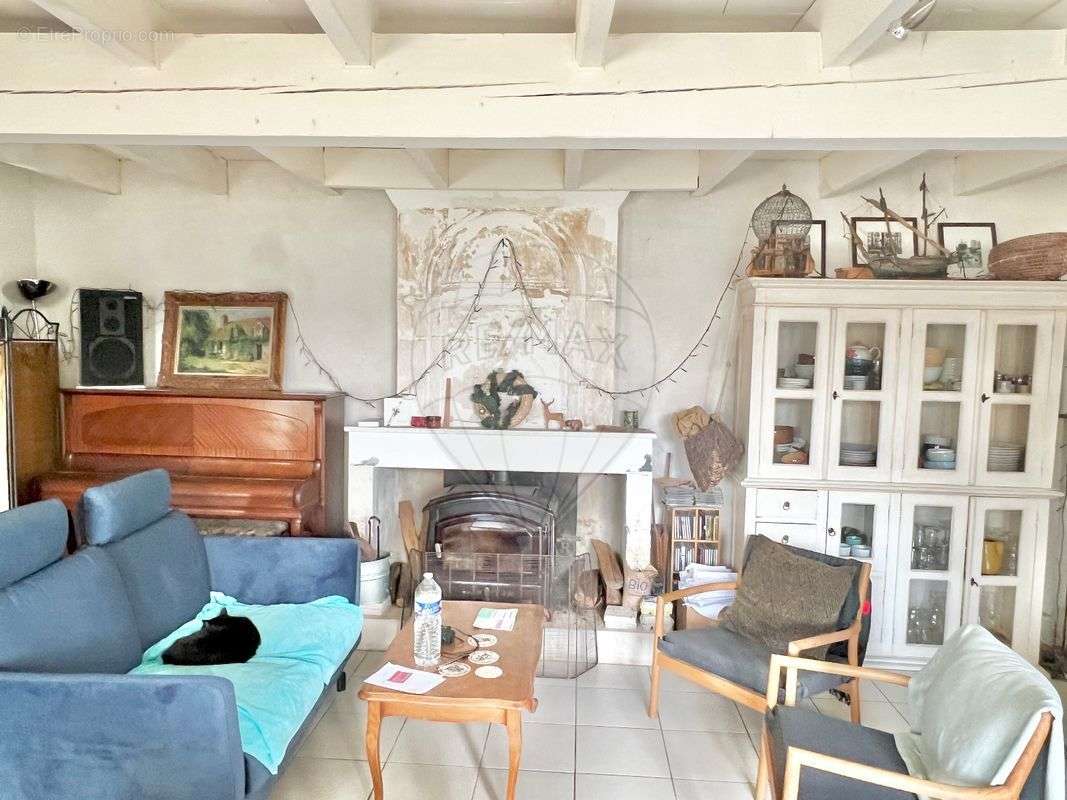 Maison à CHAILLEVETTE