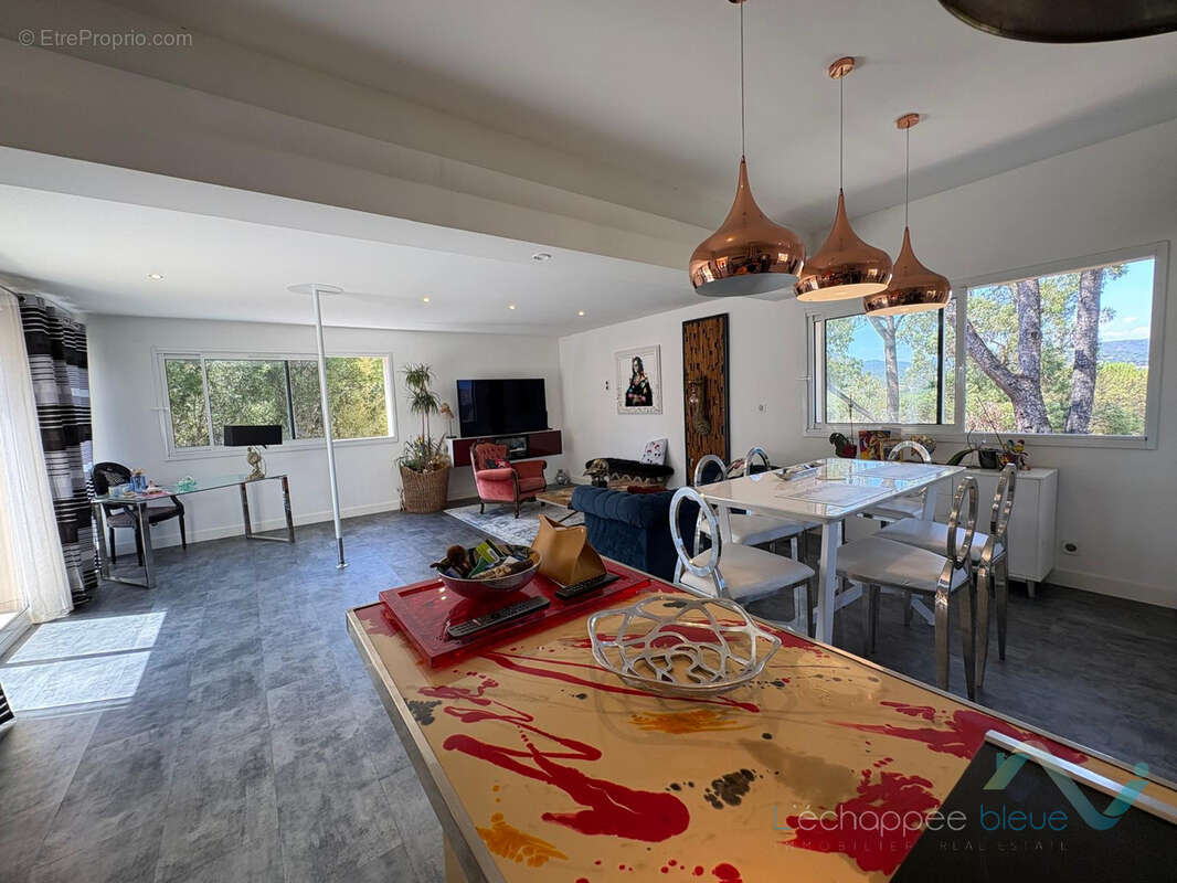 Vente maison T5 avec piscine sur un terrain d'environ 509m2 à Cogolin - photo 3
