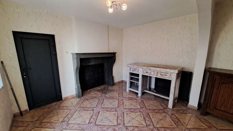 Maison à COMBEAUFONTAINE