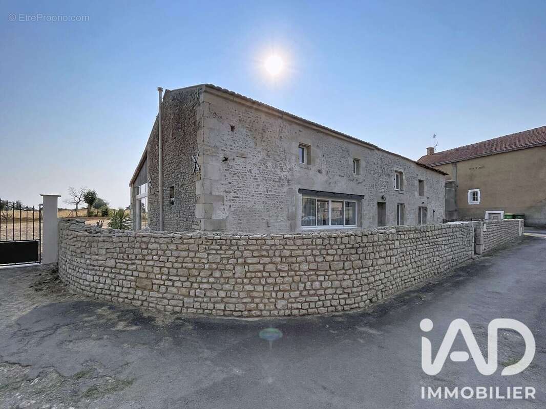 Maison 240 m² à Coulonges-Sur-L'autize  - photo 3