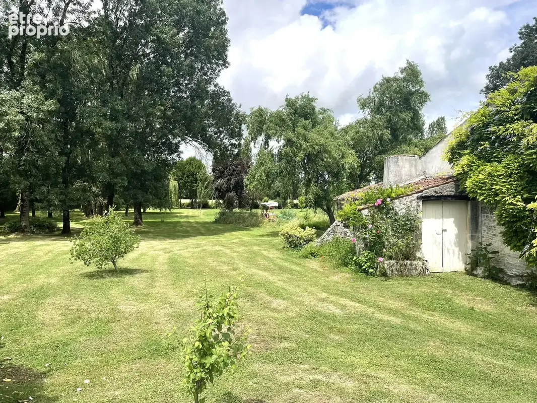 Charentaise de caractère avec piscine, étang et parc arboré - photo 16