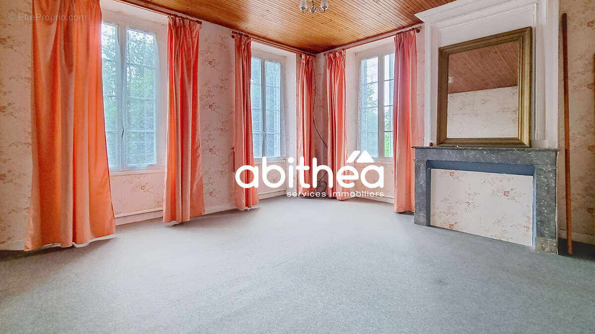 Maison à NIEUL-LE-VIROUIL