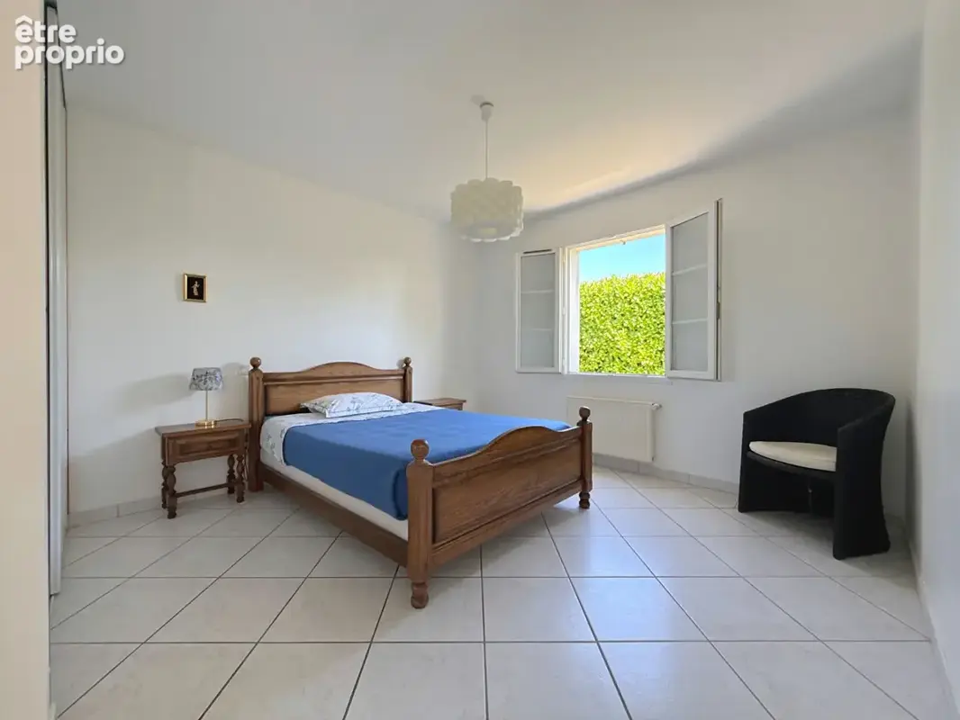 PROCHE COMMERCES - Maison de plain pied avec garage & jardin - photo 11