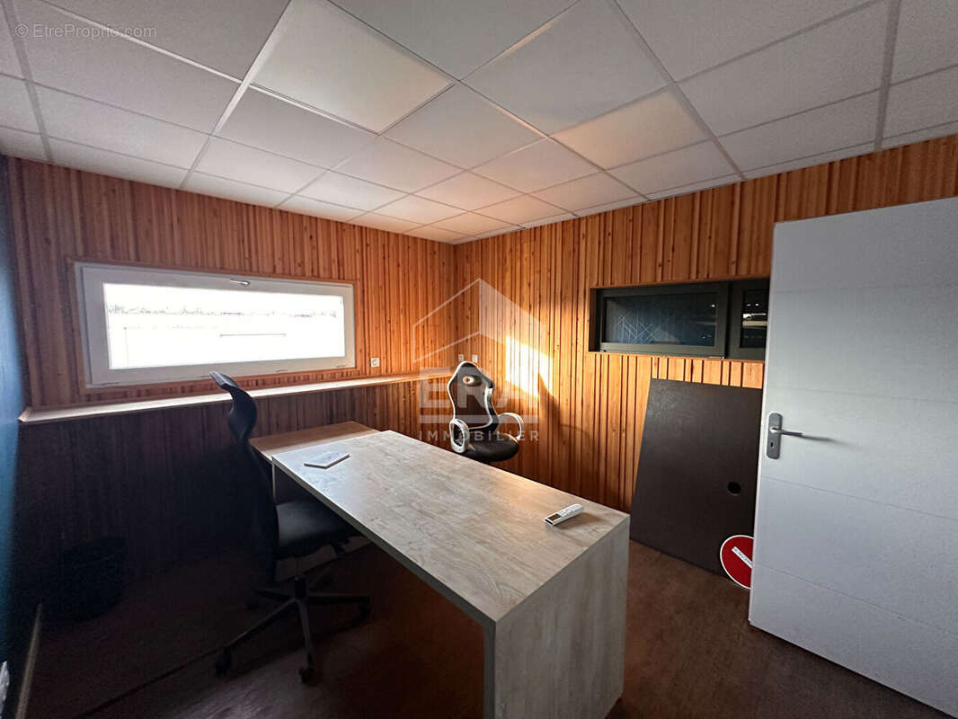 Commerce à SAINT-LAURENT-DE-LA-PREE