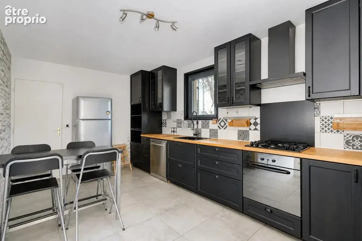Maison de 8 pièces de 170 m² à Saint-Laurent-de-Mure - photo 6