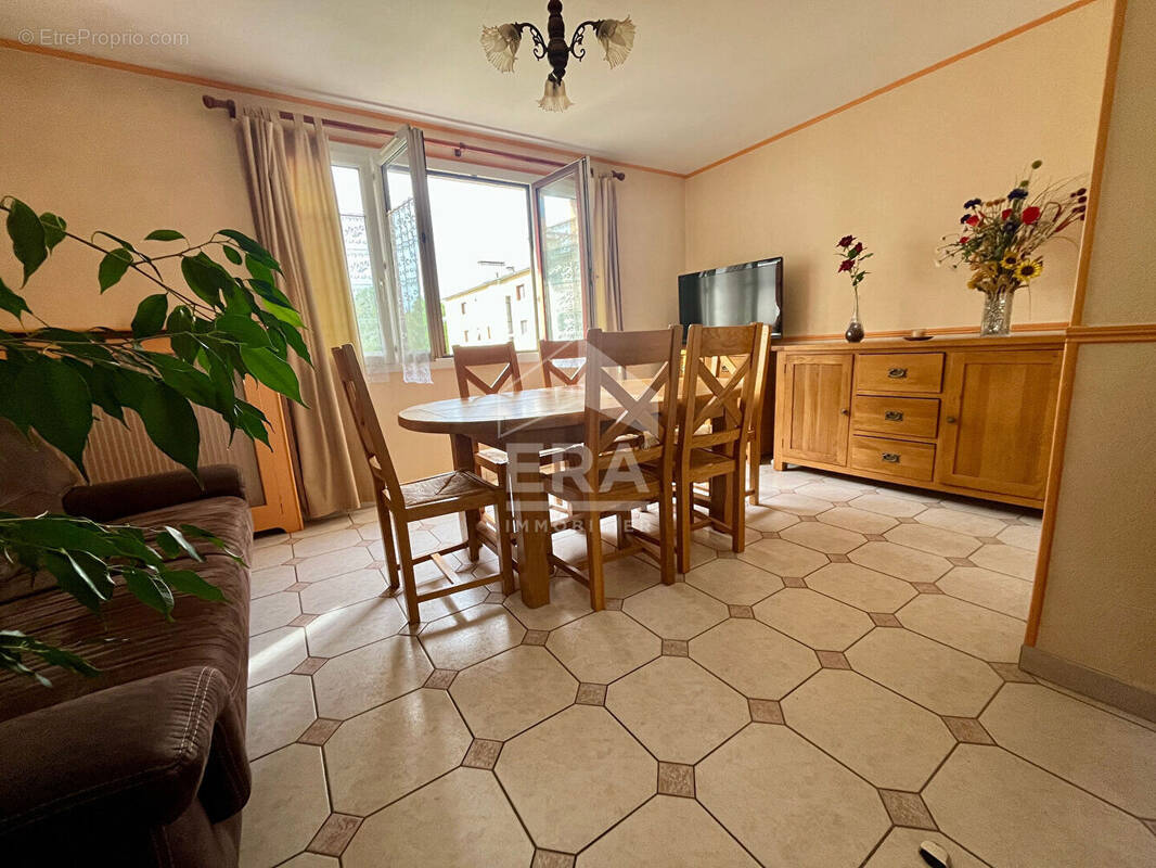 Appartement à LES CLAYES-SOUS-BOIS