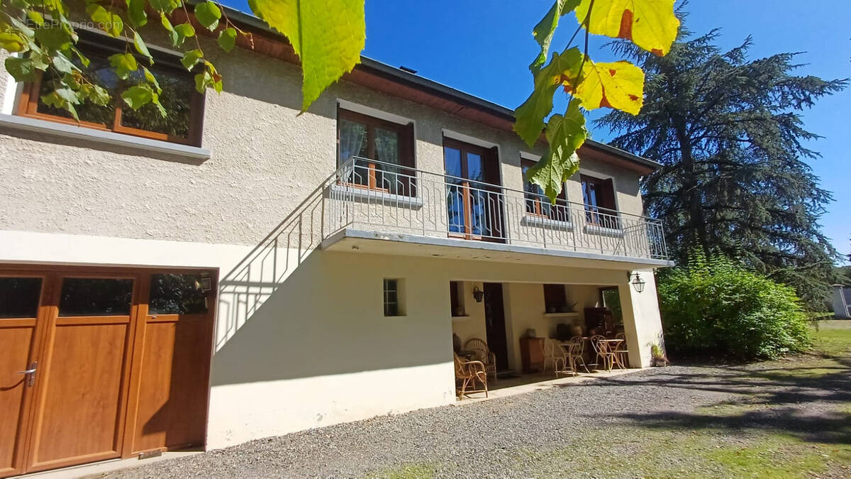 Maison à CREUZIER-LE-VIEUX