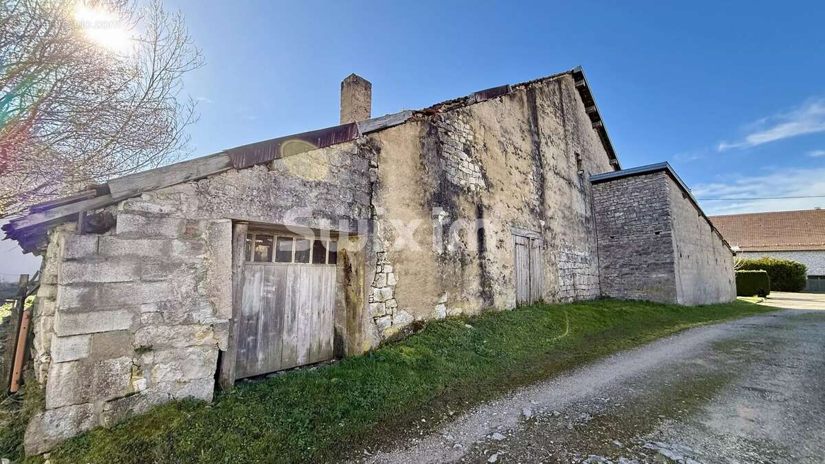 Maison à MONTROND