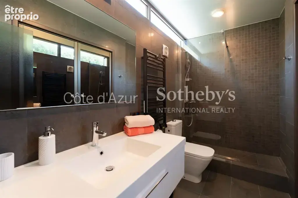 Villa contemporaine avec six suites, appartement indépendant et vue mer panoramique à Super Cannes - photo 8