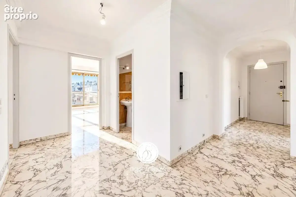 NICE // Fleurs : Appartement / À Rénover / Dernier Etage / Vue Panoramique - photo 12