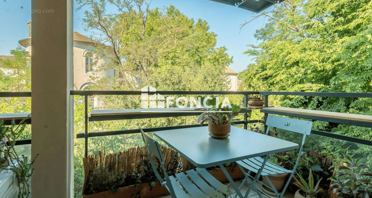 Avignon Intra-Muros : T2 meublé avec terrasse sud-ouest, vue dégagée et garage - photo 3