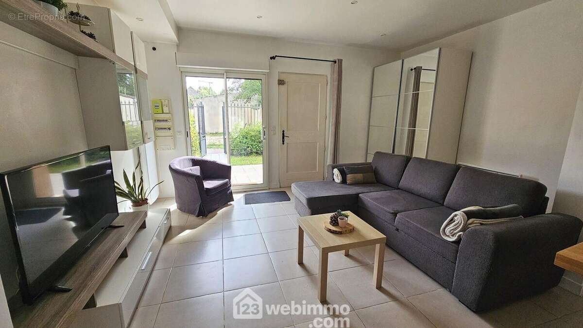 Un séjour lumineux de 25 m² avec un accès sur une première terrasse de 26 m². - Maison à FONTAINEBLEAU