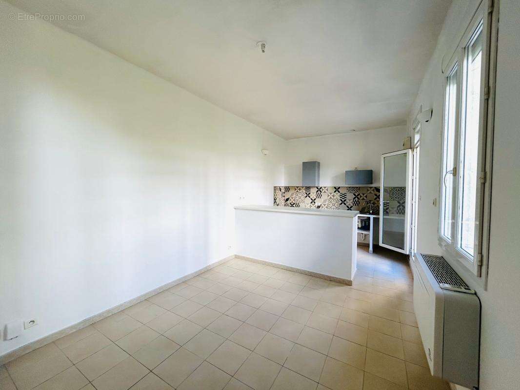 Appartement T2 entièrement rénové avec terrasse secteur Menpenti à Marseille 13010 - photo 2